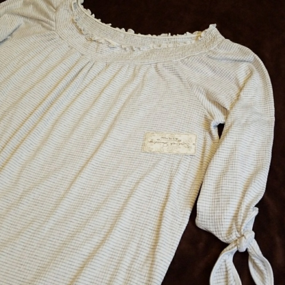NWT! Grey and White With Tie Sleeves